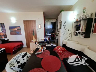 Dnevni boravak; kućanski aparati, prirodna svjetlost, moderan stil