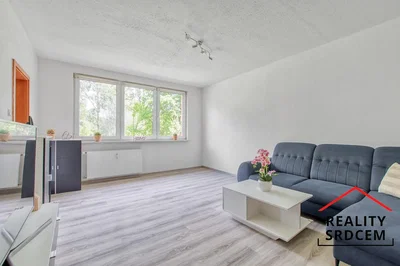 Wohnzimmer; tageslicht, fliesenboden, moderner stil