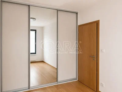Schlafzimmer; holzboden, tageslicht