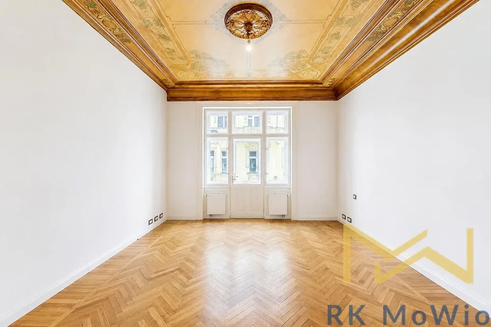 Chambre; parquet, hauteur sous plafond, poutres en bois, lumière naturelle