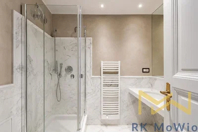 Salle de bain; rénové, lumière naturelle