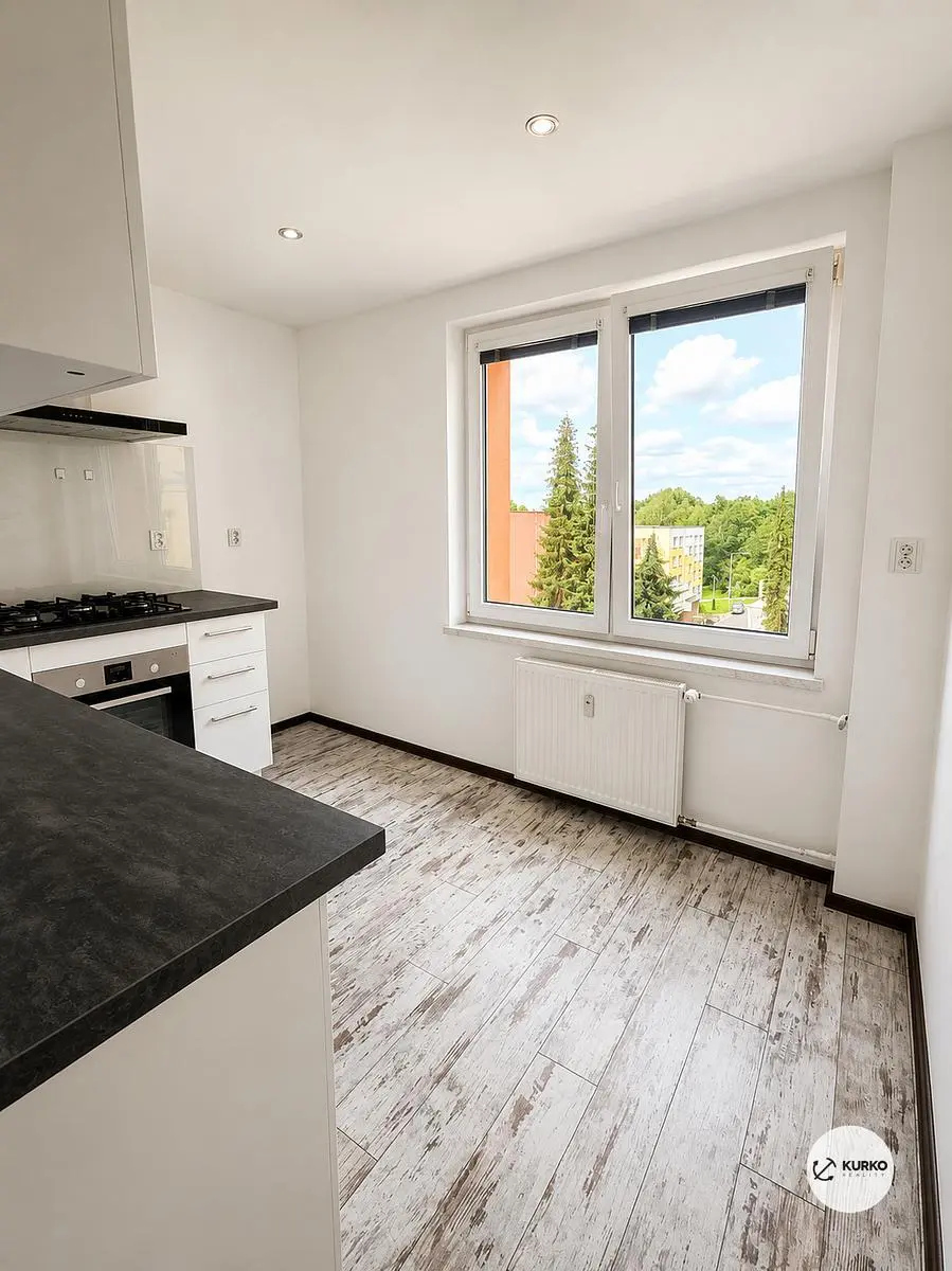 Cuisine; vue, électroménager, parquet, lumière naturelle