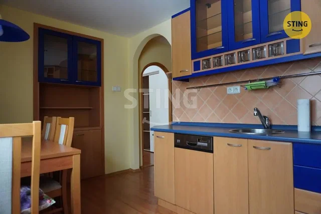 Cocina; electrodomésticos, suelo de baldosas, luz natural