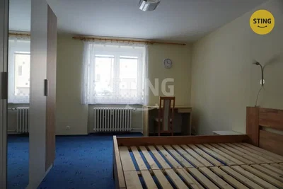 Schlafzimmer; holzboden, tageslicht
