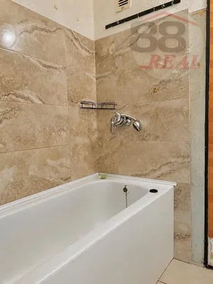 Koupelna; dlažba, nutná rekonstrukce