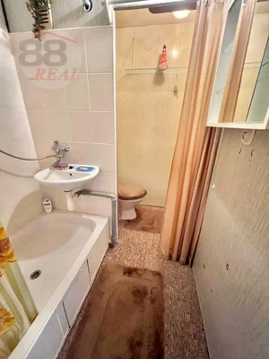 Toaleta; nutná rekonstrukce, dlažba