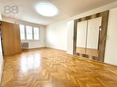 Schlafzimmer; holzboden, tageslicht