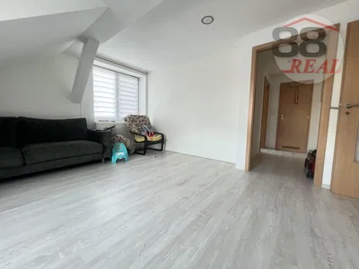 Woonkamer; tegelvloer, natuurlijk licht, houten vloer