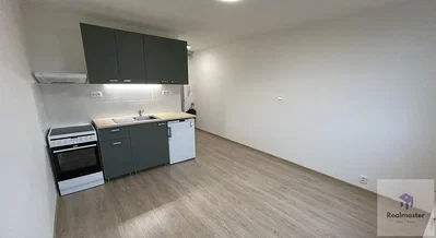 Kuchyňa; kuchynské spotrebiče, drevená podlaha, prirodzené svetlo