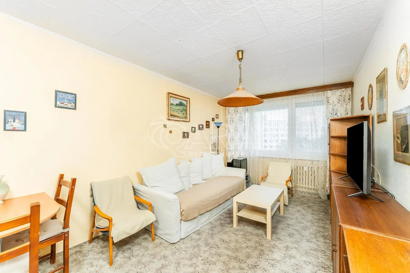 Soggiorno; pavimento in legno, luce naturale, stile moderno