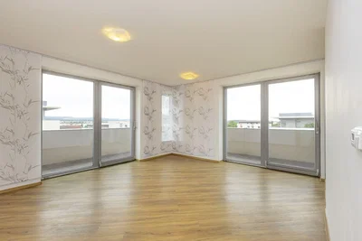 Sala de estar; chão de madeira, luz natural, vista