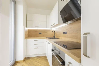 Cozinha; eletrodomésticos, chão de madeira, luz natural, estilo moderno, renovado