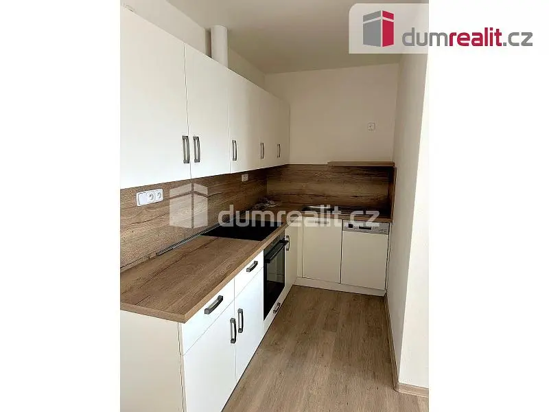 Cozinha; eletrodomésticos, chão de madeira, renovado, luz natural