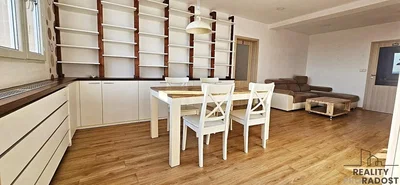 Wohnzimmer; holzboden, tageslicht