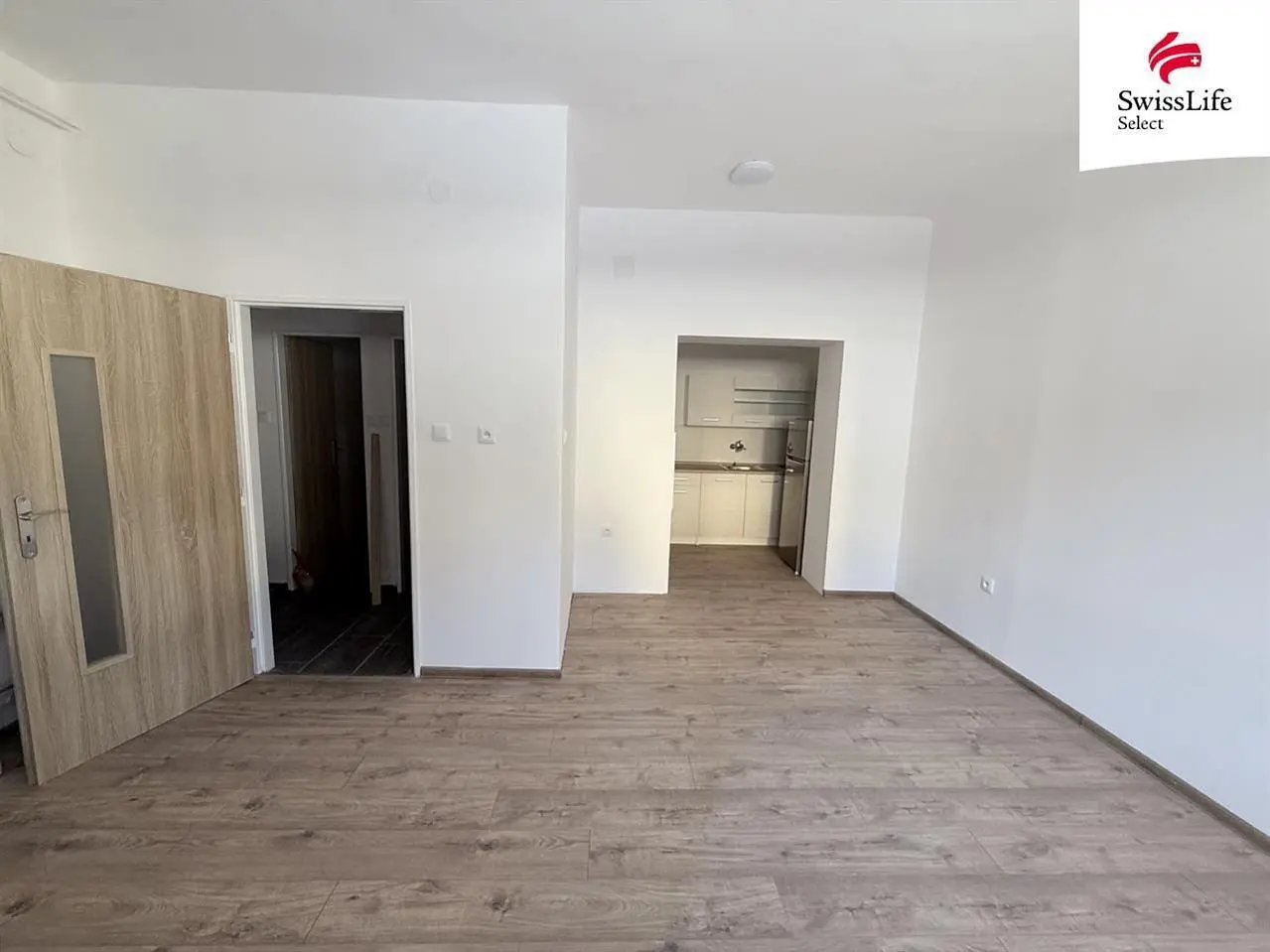 Woonkamer; tegelvloer, natuurlijk licht, renovatie nodig