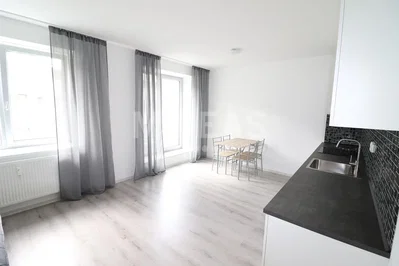 Kuchyně; přirozené světlo, dlažba