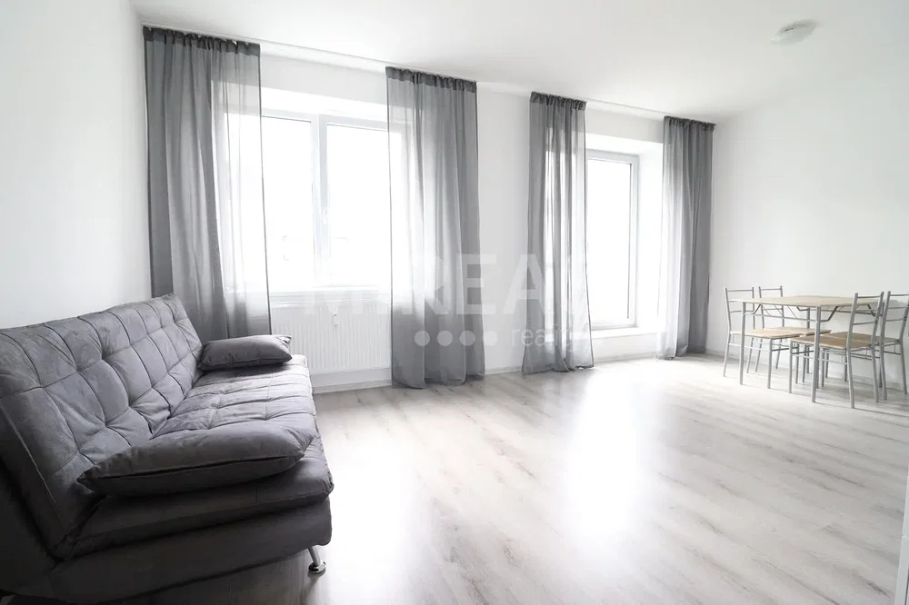 Obývací pokoj; přirozené světlo, dřevěná podlaha