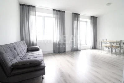 Obývací pokoj; přirozené světlo, dřevěná podlaha