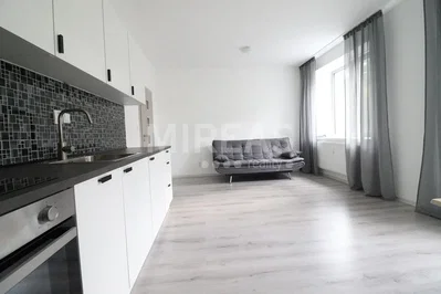 Kuchyně; kuchyňské spotřebiče, přirozené světlo, dlažba