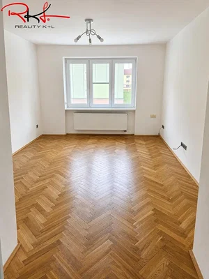Ložnice; dřevěná podlaha, přirozené světlo