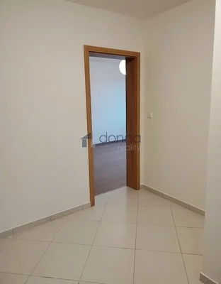 Outro; chão de azulejo