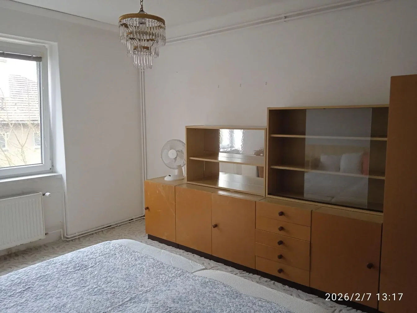 Spavaća soba; prirodna svjetlost, potrebna renovacija