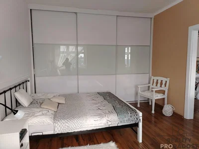 Schlafzimmer; holzboden, tageslicht