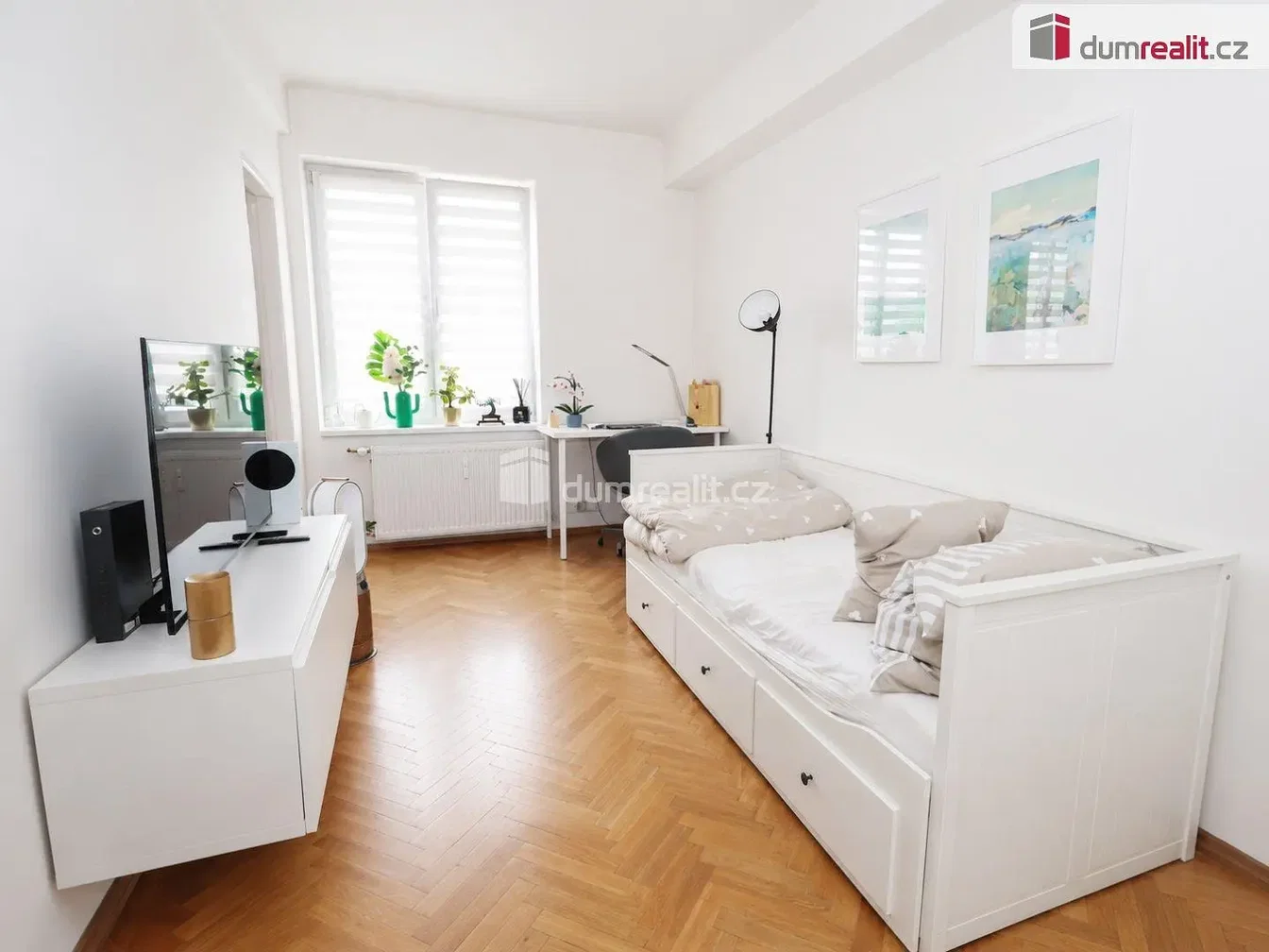Camera da letto; pavimento in legno, luce naturale, stile moderno