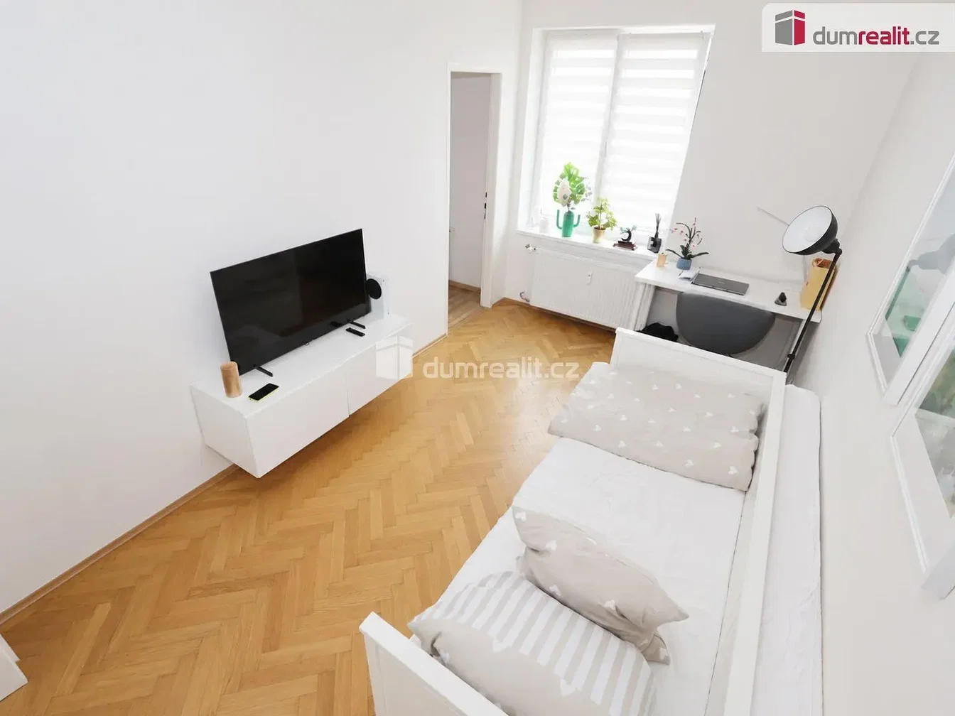 Camera da letto; pavimento in legno, luce naturale