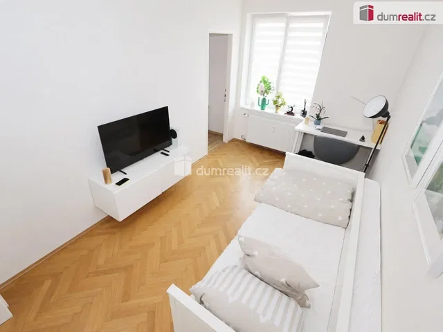 Camera da letto; pavimento in legno, luce naturale