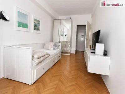 Camera da letto; pavimento in legno, luce naturale, stile moderno