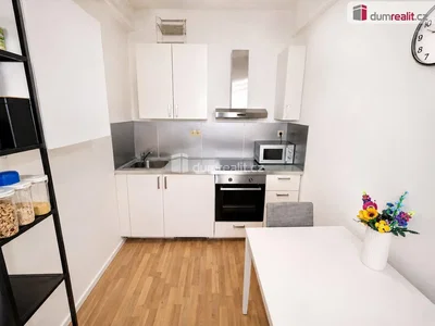 Cucina; elettrodomestici, pavimento in piastrelle, luce naturale, stile moderno