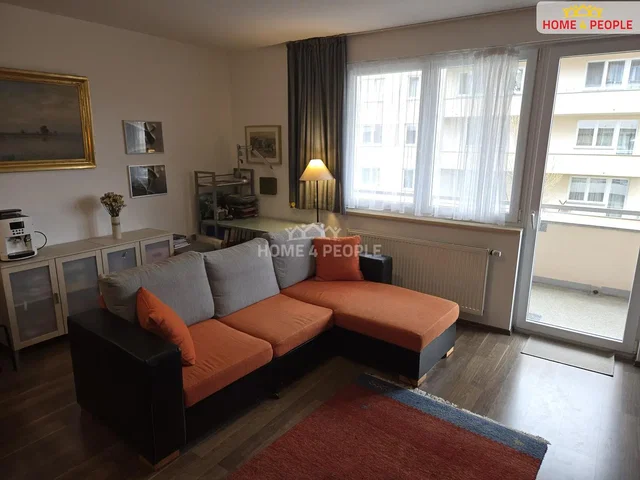 Obývací pokoj; přirozené světlo, dřevěná podlaha
