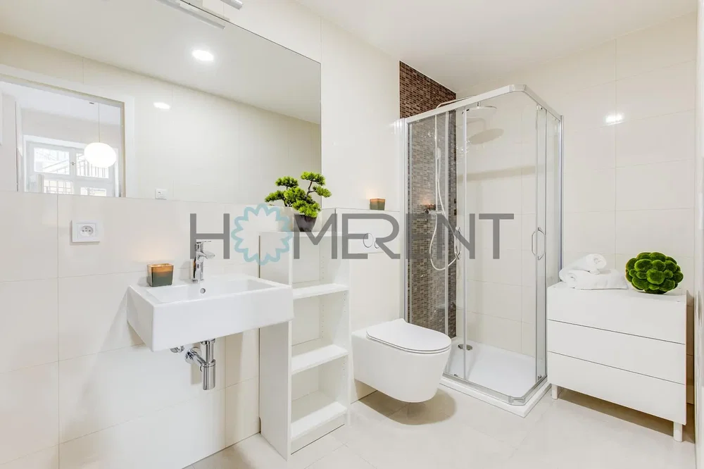 Baño; renovado, luz natural, suelo de baldosas