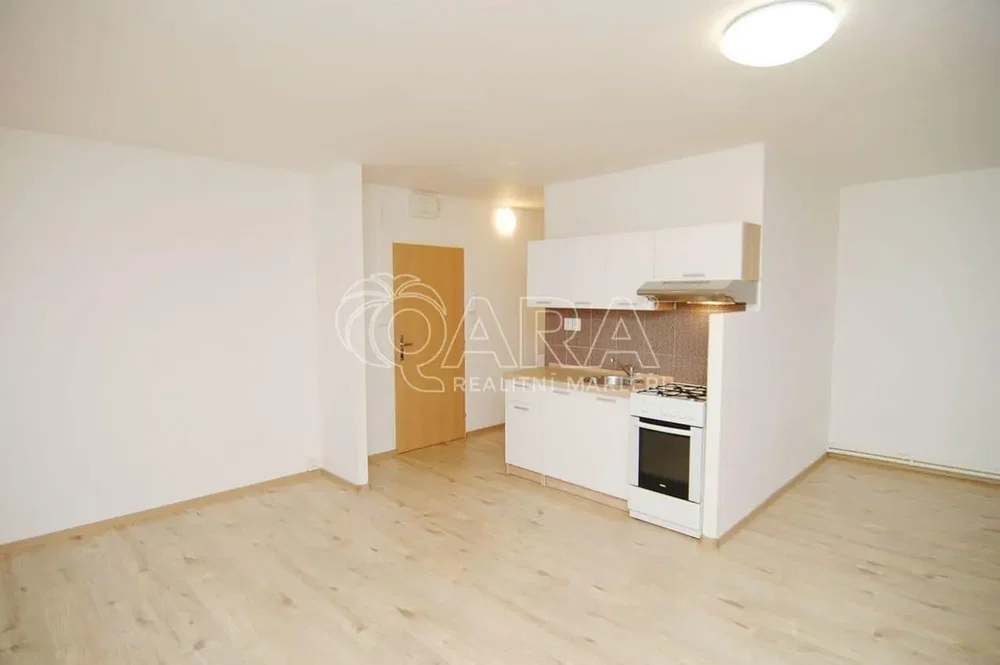 Cuisine; parquet, électroménager, lumière naturelle