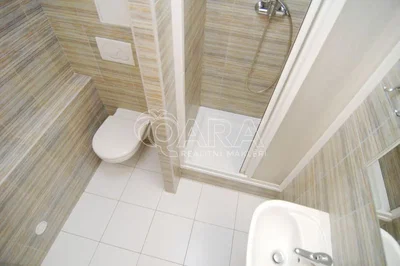 Toilettes; carrelage, rénové, lumière naturelle