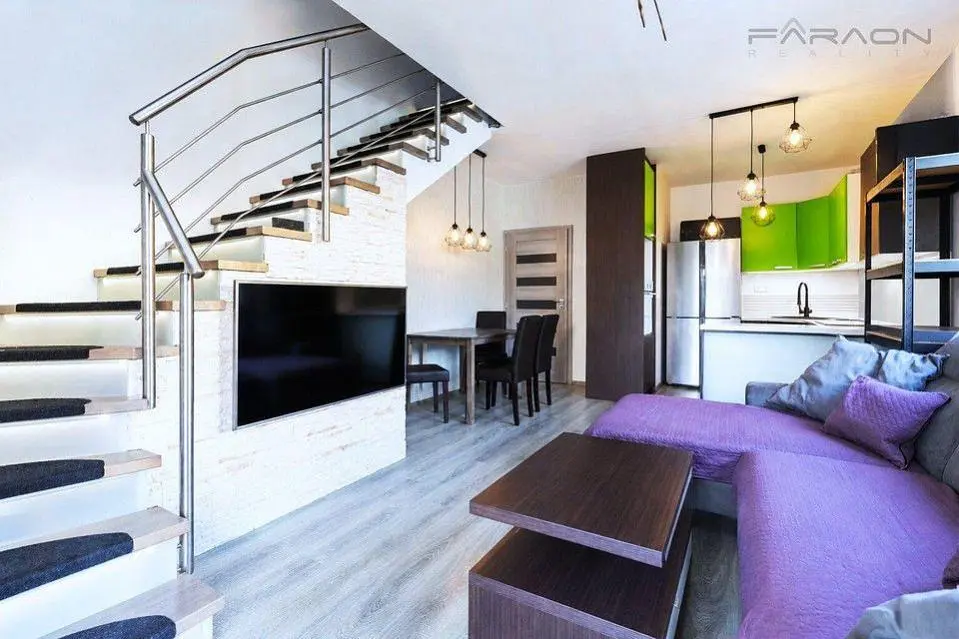 Sala de estar; eletrodomésticos, luz natural, estilo moderno