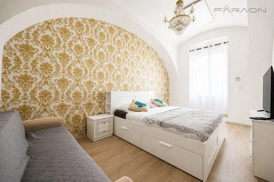 Ložnice; dřevěná podlaha, přirozené světlo, moderní styl