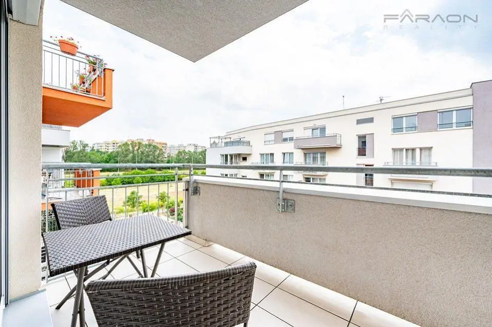Balkon; prirodno svjetlo, pogled