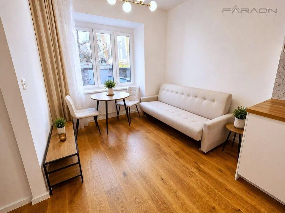 Obývací pokoj; dřevěná podlaha, přirozené světlo, moderní styl
