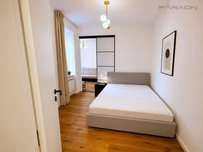 Ložnice; dřevěná podlaha, přirozené světlo