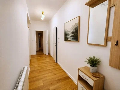 Šatna; dřevěná podlaha, přirozené světlo