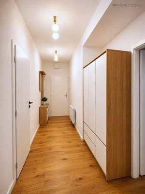 Šatna; dřevěná podlaha, přirozené světlo