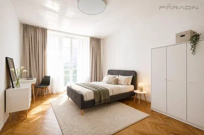 Schlafzimmer; holzboden, tageslicht