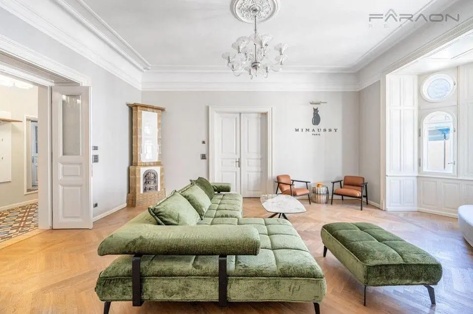 Wohnzimmer; holzboden, hohe decken, tageslicht, moderner stil