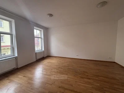Ostalo; lesena tla, naravna svetloba