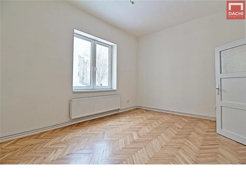 Спаваћа соба; дрвени под, природно светло