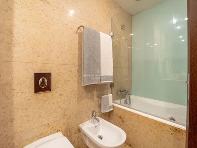 Купатило; плочице, природно светло