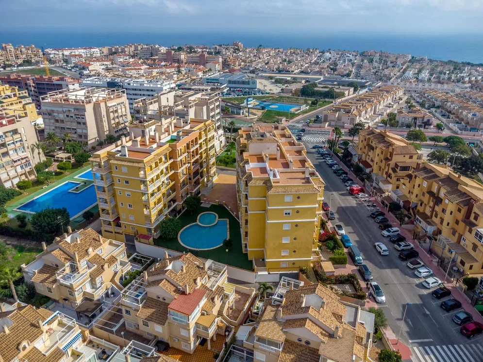 Casa y alrededores; vista
