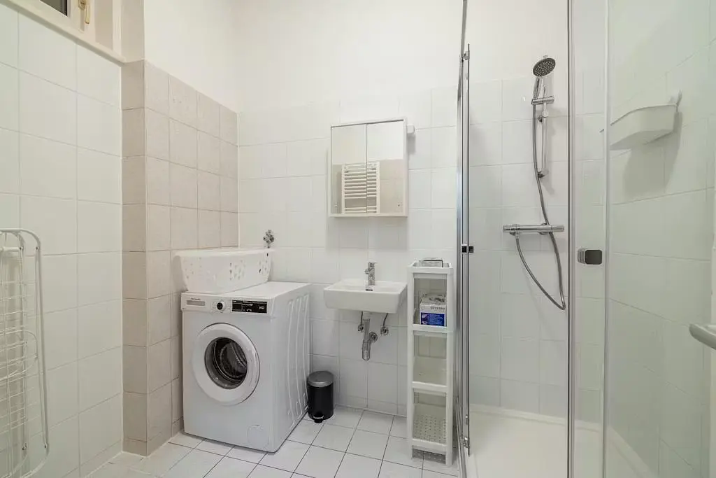 Toalet; pločice, prirodno svjetlo